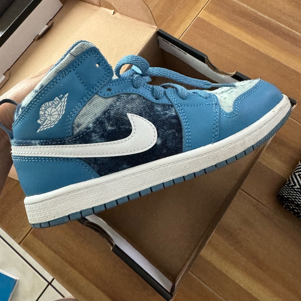 Jordan 1 mid
